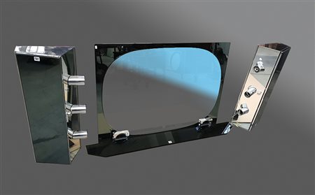Fornitura da bagno composta da uno specchio con mensola in vetro fumè,...