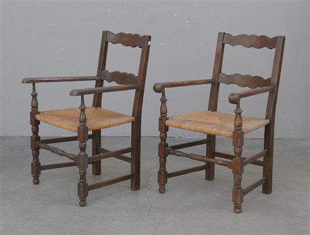 Coppia di poltrone con schienale a cartelle sagomate. Gambe e traverse...