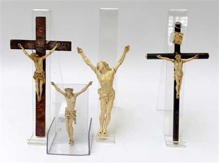 Arte del secolo XIX. Gruppo di quattro sculture in avorio raffiguranti Cristo...