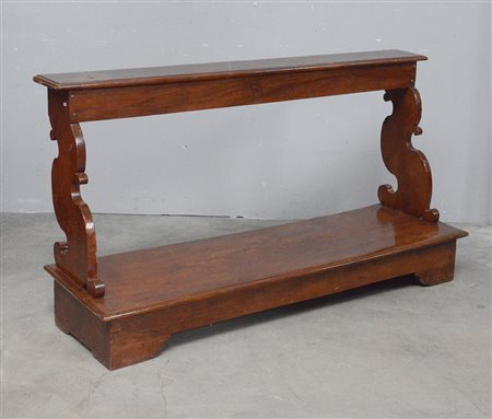 Banco in noce con montanti sagomati, secolo XIX (cm 154x84x45) (difetti)