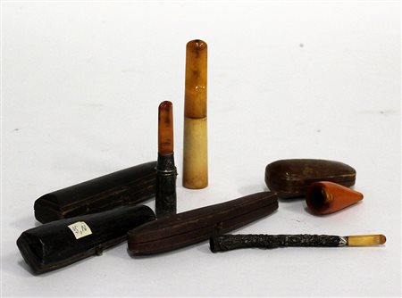 Lotto composto da quattro bocchini per pipa in materiali diversi, uno in...