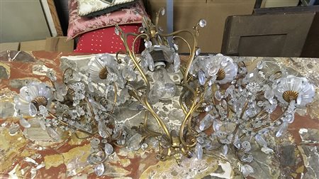 Lotto composto da un lampadarietto a una fiamma e da una coppia di applique,...