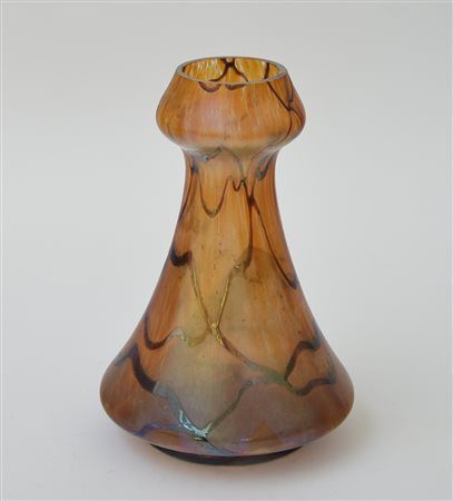 Loetz (Attribuito)Vaso in vetro soffiato incolore e a macchie arancio e con...