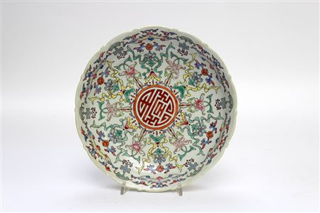 Piatto in porcellana a docoro Famiglia Rosa con motivi floreali e carattere...