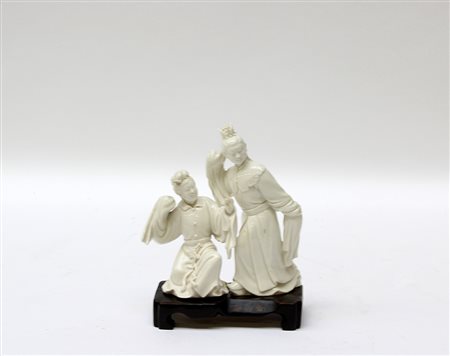 Due statuette in porcellana bianca con unica base in legno (difetti e restauri)