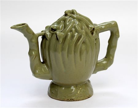 Versatoio a guisa di frutto con invetriatura color celadon (h. cm 18)Cina,...