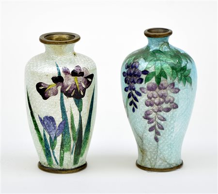 Lotto di due vasetti in metallo decorati a smalti con rami fioriti (h cm 9)...