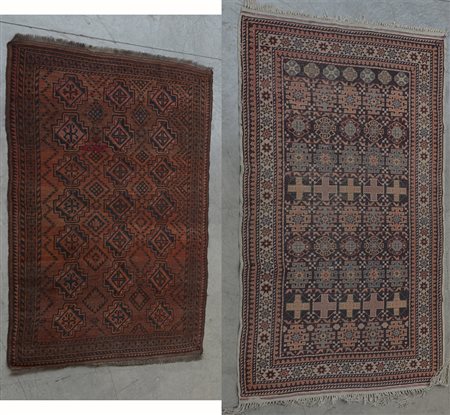 Lotto composto da due tappeti orientali decorati con motivi geometrici (cm...