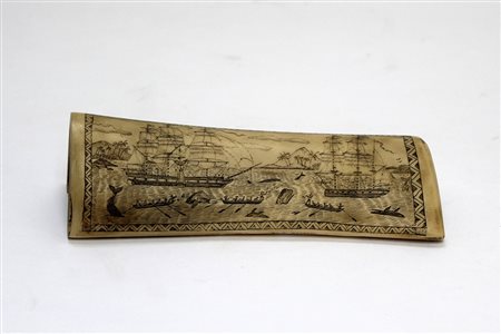 Elemento decorativo in galalite incisa con scena di caccia alla balena (l. cm...