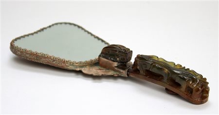 Specchio con manico in pietra dura a guisa di drago (lievi difetti)Cina,...