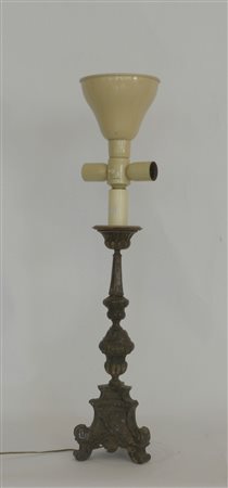 Candeliere tripode in metallo sbalzato e argentato montato a luce elettrica...