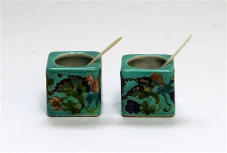 Due salierine con cucchiaini in madreperla decorate con farfalle e motivi...