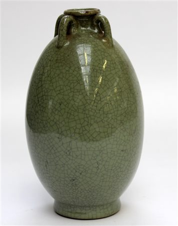 Vaso dalla forma ovale con quattro piccole anse decorato con inventriatura...