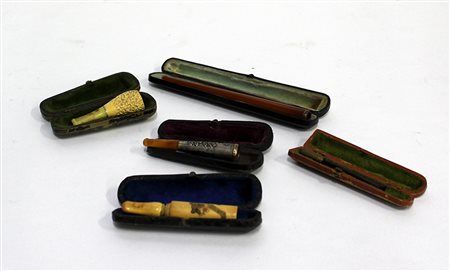 Lotto composto da cinque bocchini per pipa di manifattura e materiali...