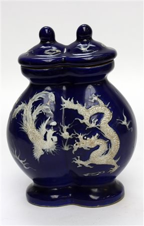 Doppio vaso con coperchio decorato con drago e fenice in rilievo su fondo blu...