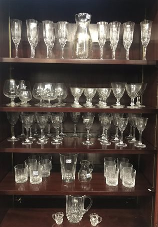 Lotto composto da numerosi bicchieri e quattro caraffe di manifatture diverse...