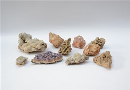 Lotto composto da sette geodi e tre rose del deserto