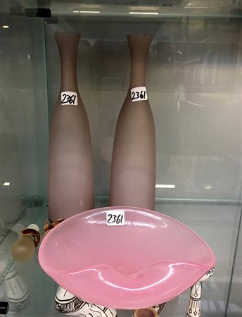 Manifattura di MuranoLotto composto da un centrotavola in vetro rosa e da due...