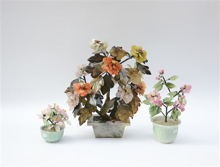 Lotto di tre portafiori in porcellana monocroma con piantine ornamentali con...