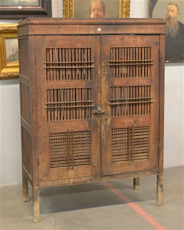 Mobile credenza a due ante in legno con fronte e fianchi a listelli (cm...