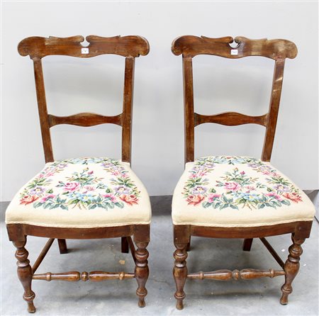 Coppia di sedie in noce con schienale a cartella sagomate e sedute ricamate a...