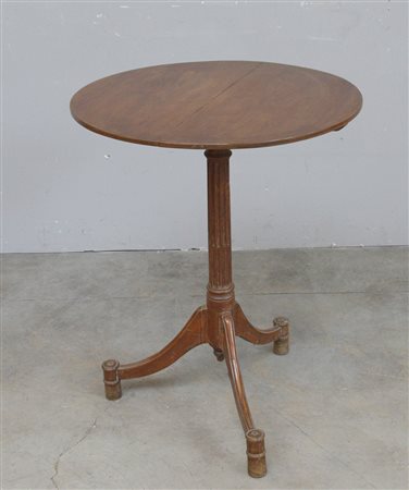 Tavolo da salotto di forma tonda poggiante su gamba centrale a colonna...