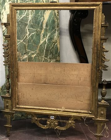 Specchio in legno intagliato, traforato e dorato. Grembiale decorato a volute...