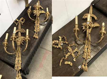 Gruppo di tre appliques a tre braccia in legno intagliato e dorato a volatili...