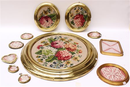 Lotto composto da tre cornici ovali in ottone contenenti ricami a fiori e...