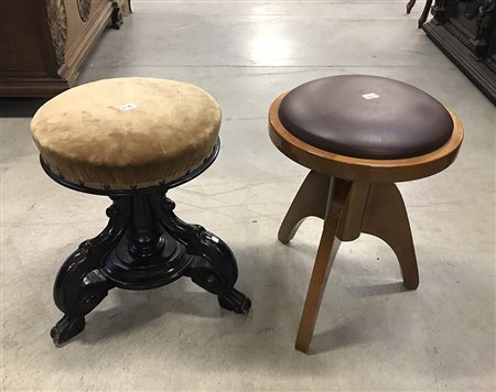 Lotto di due sgabelli da pianoforte diversi