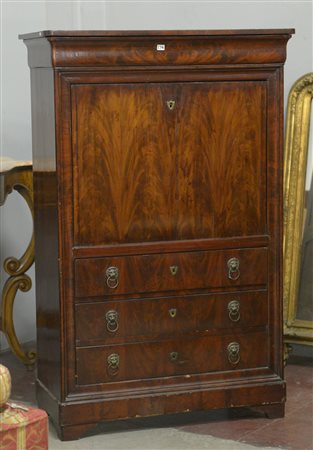 Secretaire lastronato in piuma di noce con quattro cassetti, ribalta celante...