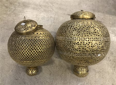 Lotto composto da due lampioncini orientali di forma sferica in ottone...