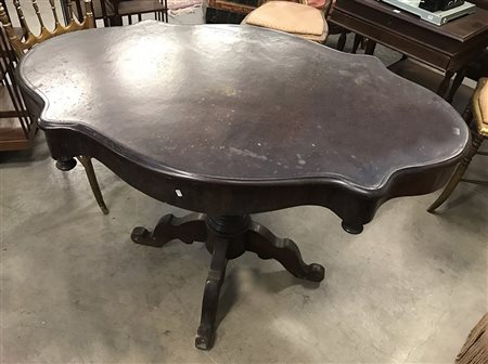 Tavolo a biscotto con piano sagomato e gamba centrale tornita terminante a...