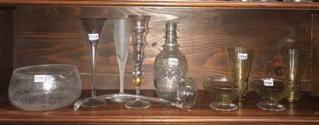 Lotto composto da nove tra vasi e ciotole in vetro (difetti)