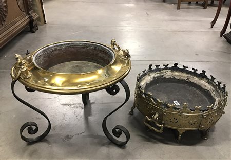 Lotto di due bracieri diversi in ottone, ferro e ferro battuto (difetti)