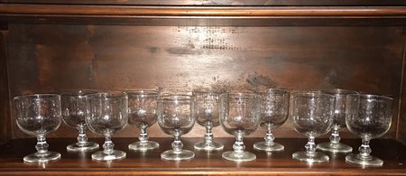 Parte di servizio di bicchieri in vetro incolore con inclusioni a bolle...