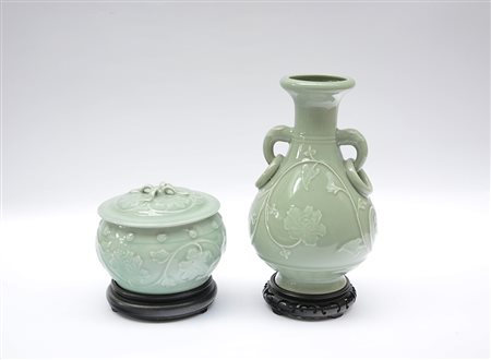 Manifattura di Cina, lotto composto da un vaso biansato e una giara con...