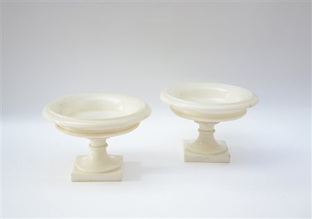 Coppia di alzatine in alabastro, coppa tornita e base squadrata (h cm 18)...