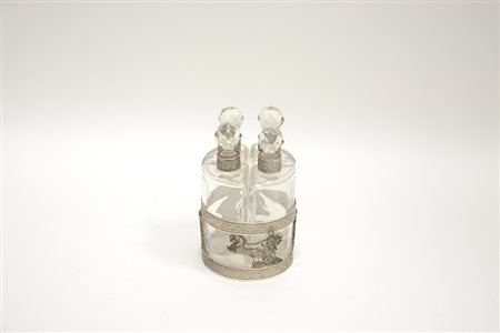 Portaprofumi con base in argento cesellato e traforato a motivi concatenati e...