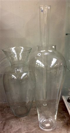 Lotto composto da tre vasi in vetro incolore (difetti)
