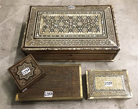 Lotto composto da quattro scatole con coperchio e intarsi alla certosina in...