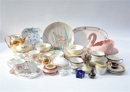 Lotto composto da alcuni parti di servizio, tre piatti, cinque scatoline con...