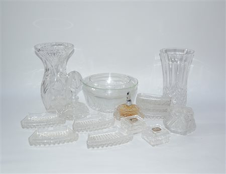 Lotto composto da due vasi portafiori, tre ciotole, due bottiglie porta...