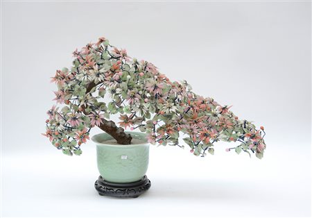 Vaso in porcellana a invetriatura celadon con pianta ornamentale composta da...