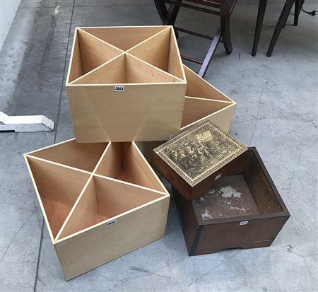 Lotto composto da due scatole in legno di cui una orientale e tre contenitori...