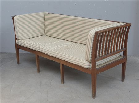 Divano a due posti con schienale e montanti decorati a listelli. Gambe...