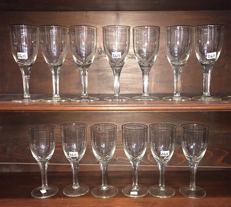 Servizio di dodici calici in vetro incolore (difetti)