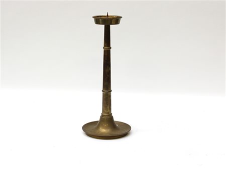 Candeliere in bronzo con fusto rastremato (h cm 36) (lievi difetti)