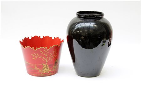 Lotto composto da un vaso in ceramica smaltata nera e un sottovaso in metallo...