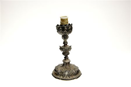 Candeliere argento montato a luce elettrica in epoca posteriore. Punzoni non...